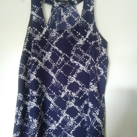 🌹Bundle any 3 Ladies top with a rose for $30 - Picture 3 of 3